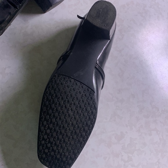 Black patent dress shoes. Size 9. SoftMoc - Picture 3 of 5